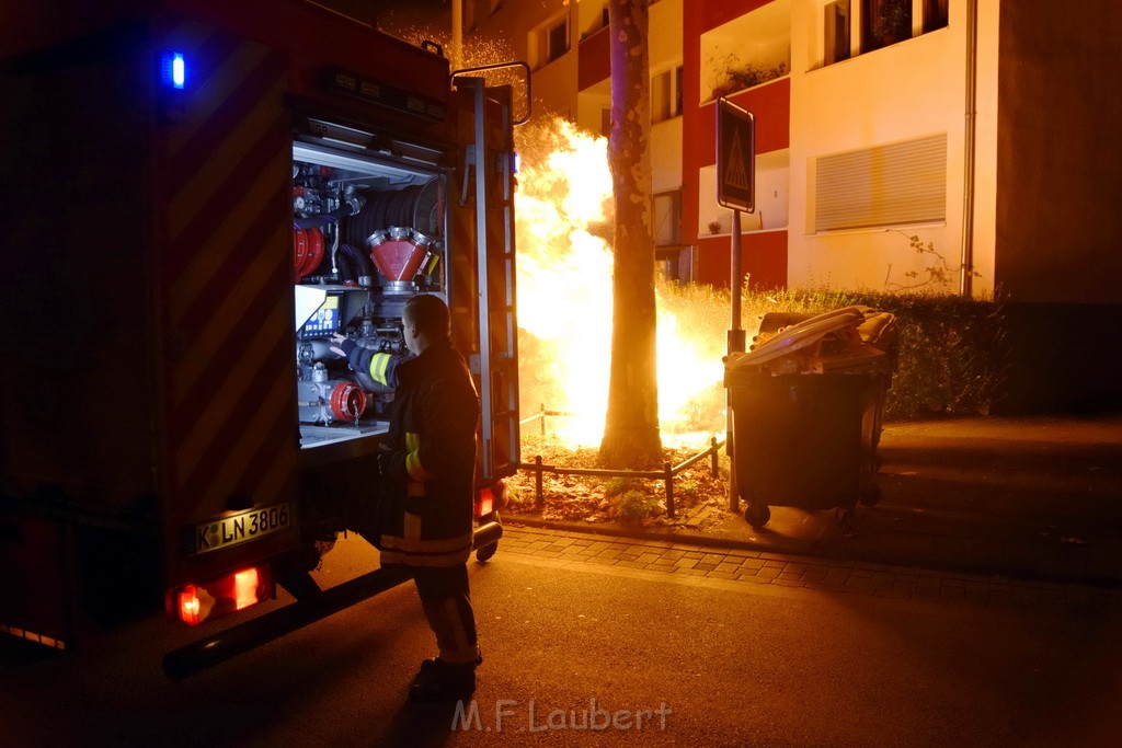 Mehrere Muell Sperrmuellbraende Köln Vingst Ansbacherstr P48.JPG - Miklos Laubert